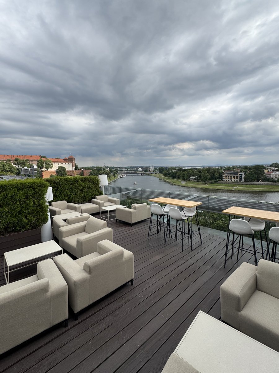 رخيصة ورحلاتها مباشرة ✈️
وعملتهم نفس عملتنا مافيه فرق 💵

وش عاد تنتظر؟ 👀

كراكوف وزاكوباني 🇵🇱
أجمل مكس ممكن تسويه 🥺❤️
الأولى جمعت التاريخ والثقافة والتسوق 🛍️ 
والثانية الطبيعة الساحرة والأجواء الباردة ❄️

🔽 خذ التفاصيل بالفم المليان وثق ثقة تامة لن
تندم على قرار السفر لكراكوف