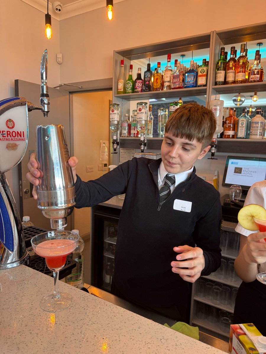 BanffAcademyBXA's tweet image. Our Level 5 FA Hospitality students were invited to spend the day at The Knowes Hotel in Macduff, where they gained insight into all aspects of running a successful hotel & restaurant. Thanks to Wayne Stewart who willingly gave up his time to inspire our young people 🍸🍔🤩
