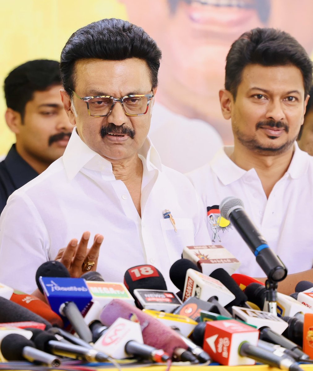 Udhaystalin's tweet photo. கழகத்தலைவர் - மாண்புமிகு முதலமைச்சர்@mkstalin அவர்கள், தமிழ்நாட்டின் மண் - மொழி - மானம் காக்க #ஓரணியில்_தமிழ்நாடு முன்னெடுப்பை அண்ணா அறிவாலயத்தில் இன்று தொடங்கி வைத்த நிகழ்வில் பங்கேற்றோம்.

நிதி உரிமையை மறுப்பது, மும்மொழிக்கொள்கை என இந்தியை திணிப்பது, கல்வியை சிதைப���பது, Delimitation, கீழடியில் துரோகம் என தமிழ்நாட்டை நோக்கி வரும் பாசிச ச���ழ்ச்சிகளையும் - அதற்கு துணைபோகும் அடிமைகளின் துரோகத்தையும் வீழ்த்திட ஓரணியில் இணைவோம்!

#ஓரணியில்_தமிழ்நாடு முன்னெடுப்பின் மூலம் தமிழ்நாடெங்கும் நாளை பொதுக்கூட்டங்கள் நடைபெற இருக்கின்றன. தொடர்ந்து, மக்கள் சந்திப்பு பரப்புரை தொடங்குகிறது. 

கறுப்பு - சிவப்பு தொண்டர்கள் அடுத்த 45 நாட்களுக்கு தமிழ்நாட்டின் ஒவ்வொரு குடும்பத்தையும் பூத் வாரியாக சந்திக்கவிருக்கிறோம். 

உறுப்ப��னர் சேர்க்கையோடு கழக அரசின் சாதனைகளையும் - பாசிஸ்ட்டுகளின் சூழ்ச்சிகளையும் மக்களிடம் கொண்டு சேர்த்து, தமிழ்நாட்டு குடும்பங்களை ஒற்றை குடையின் கீழ் கொண்டு வரும் இம்முயற்சி வெல்லட்டும்!

2026 சட்டமன்றத் தேர்தலில் வென்று தமிழ்நாடு காக்க ஓரணியில் திரள்வோம்!