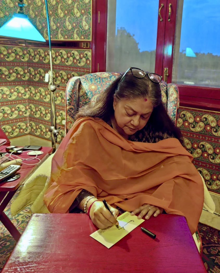 हर चुनौती और परिस्थिति में निरंतर अपने कर्तव्य का निर्वहन करने वाले हमारे डाक कर्मचारी सच्चे सेवा भाव और समर्पण के प्रतीक हैं। वे भावनाओं और भरोसे की डोर को जोड़ते हैं।

मैंने वर्षों पहले अपने भाई को खो दिया था। हर दिन उनकी कमी महसूस होती है, पर रक्षा बंधन के दिन उसकी कलाई पर