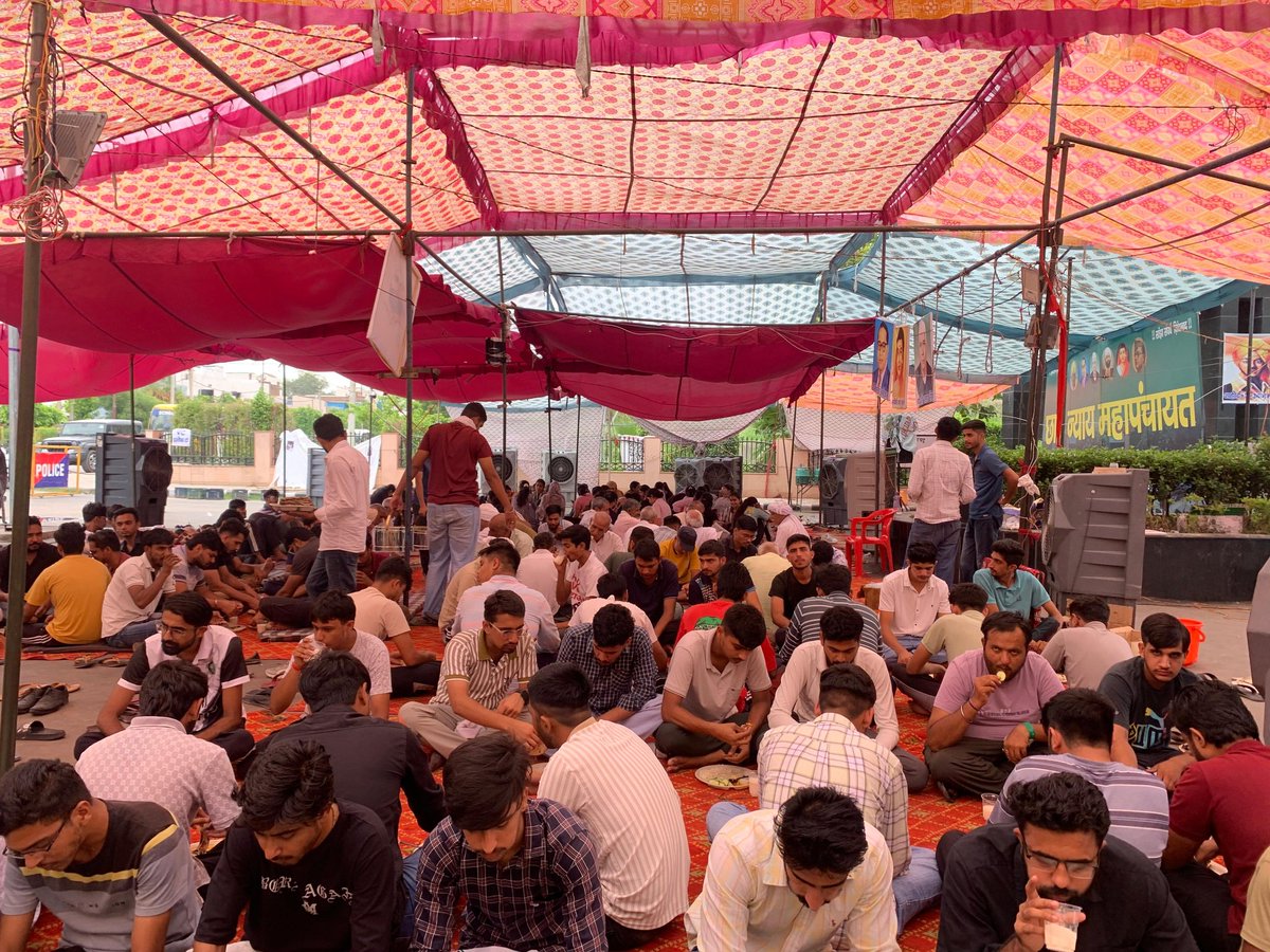 Rexage_v2's tweet photo. क्या शिक्षा का मंदिर प्रशासनिक हिंसा का केंद्र बन चुका है? HAU छात्रों को न्याय चाहिए — डर नहीं! #HAUBandh2July #JusticeForHAUstudents  @PMOIndia @mlkhattar @DGPHaryana @scroll_in @hs_dpr @AjantaHostel
We want justice.
Stand for CCSHAU students, Hisar
#hauprotest https://t.co/Sk8EYQRvYu