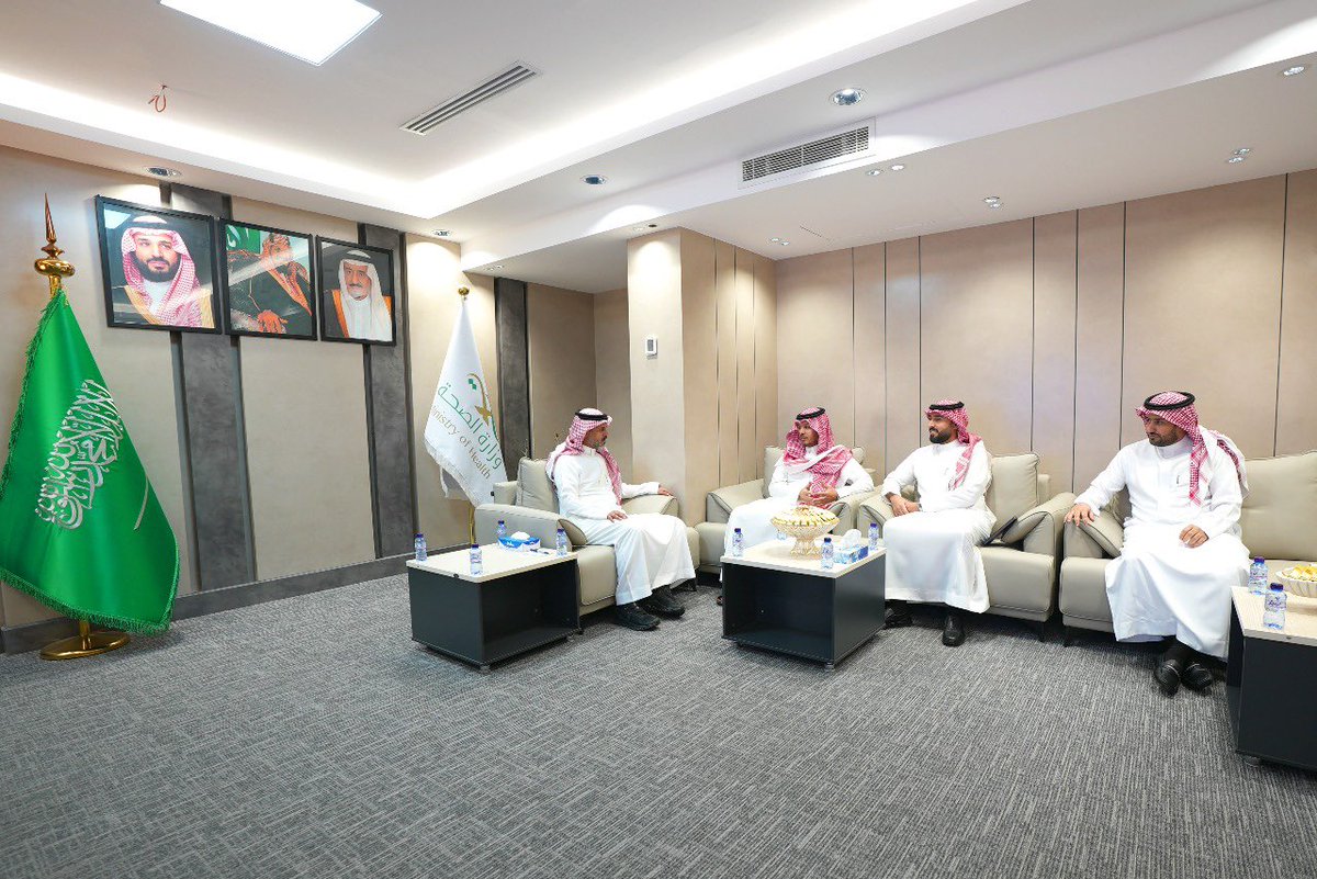 #تغطية| 📸

مدير عام فرع وزارة الصحة بمنطقة حائل، سلطان بن ناصر المسيعيد، يستقبل مدير عام فرع وزارة البيئة والمياه والزراعة بالمنطقة، الدكتور فهد بن معيض الحسني، وجرى خلال اللقاء مناقشة عدد من الموضوعات وتعزيز سبل التعاون بين الجهتين

#صحة_حائل