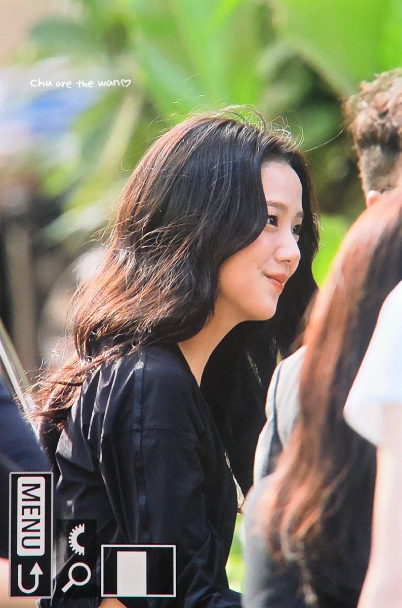 PURE BEAUTY 
SO NATURAL YET GORGEOUS 
JISOO WITH ALO IN SEOUL 
#JISOOxAloSeoul