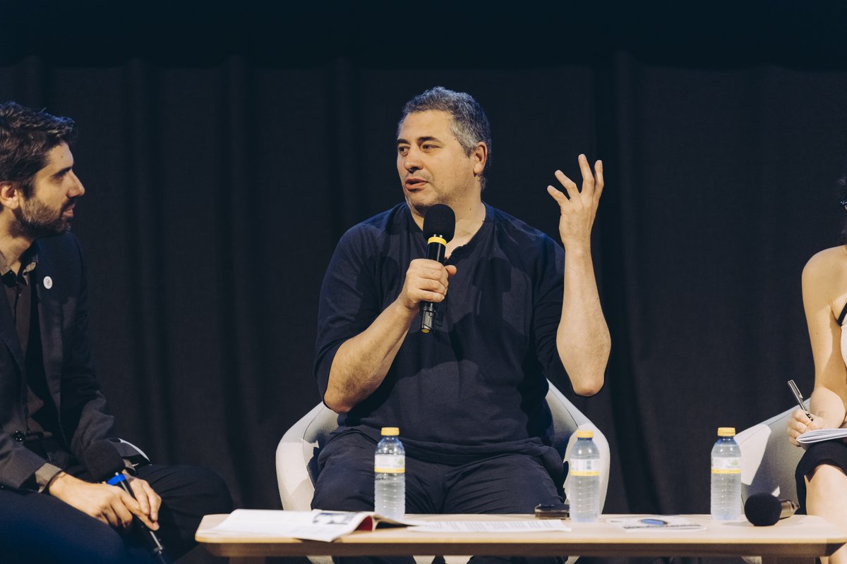 Fa una setmana estava xerrant amb Radu Jude sobre porno amateur, TikTok i Top Gun: Maverick.

Gràcies al <a href="/cinemajove/">Cinema Jove</a> i el seu equip estupendíssim <a href="/BegoDonat/">Begoña Donat</a> <a href="/FrancescMiro/">Francesc Miró</a> 💞

Podeu llegir el resultat a <a href="/RevistaRubik/">Revista RUBIK</a> 👉 rubik-audiovisual.com/radu-jude-tien…