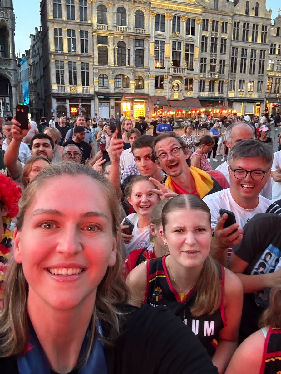 Vrienden, gisteren nam <a href="/EmmaMeesseman/">Emma Meesseman</a> deze foto met mijn telefoon. Let niet op die gekkerd rechts in beeld 😅
Er staan nog een paar fans op die misschien geen eigen foto hebben. Hopelijk komt hun selfie met de GOAT op deze manier nog bij hen terecht. Merci Emma &amp; <a href="/TheBelgianCats/">Belgian Cats</a>!