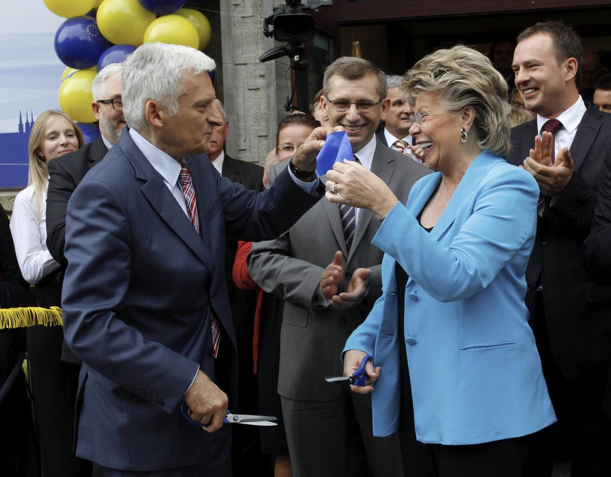 Komisja Europejska we Wrocławiu (@euinwroclaw) on Twitter photo #TegoDnia 14 lat temu ówczesny przewodniczący Parlamentu Europejskiego <a href="/JerzyBuzek/">Jerzy Buzek</a> i wiceprzewodnicząca Komisji Europejskiej <a href="/VivianeRedingEU/">Viviane Reding</a> oficjalnie otworzyli wejście do #DomEuropy we Wrocławiu, który do dziś pozostaje siedzibą naszą oraz Biuro <a href="/Europarl_PL/">Parlament Europejski w Polsce</a> we Wrocławiu #TegoDnia 14 lat temu ówczesny przewodniczący Parlamentu Europejskiego <a href="/JerzyBuzek/">Jerzy Buzek</a> i wiceprzewodnicząca Komisji Europejskiej <a href="/VivianeRedingEU/">Viviane Reding</a> oficjalnie otworzyli wejście do #DomEuropy we Wrocławiu, który do dziś pozostaje siedzibą naszą oraz Biuro <a href="/Europarl_PL/">Parlament Europejski w Polsce</a> we Wrocławiu