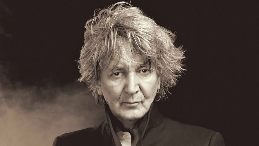 "Tout peut arriver d’un instant à l’autre. Tout peut arriver à soi, comme à d’autres.Tout peut arriver et peut repartir. Tout peut s’écrouler
et se rebâtir. A toute heure du jour, la haine et l’amour, tout peut s’enflammer et se refroidir.
Tout peut se faner et refleurir. Tout