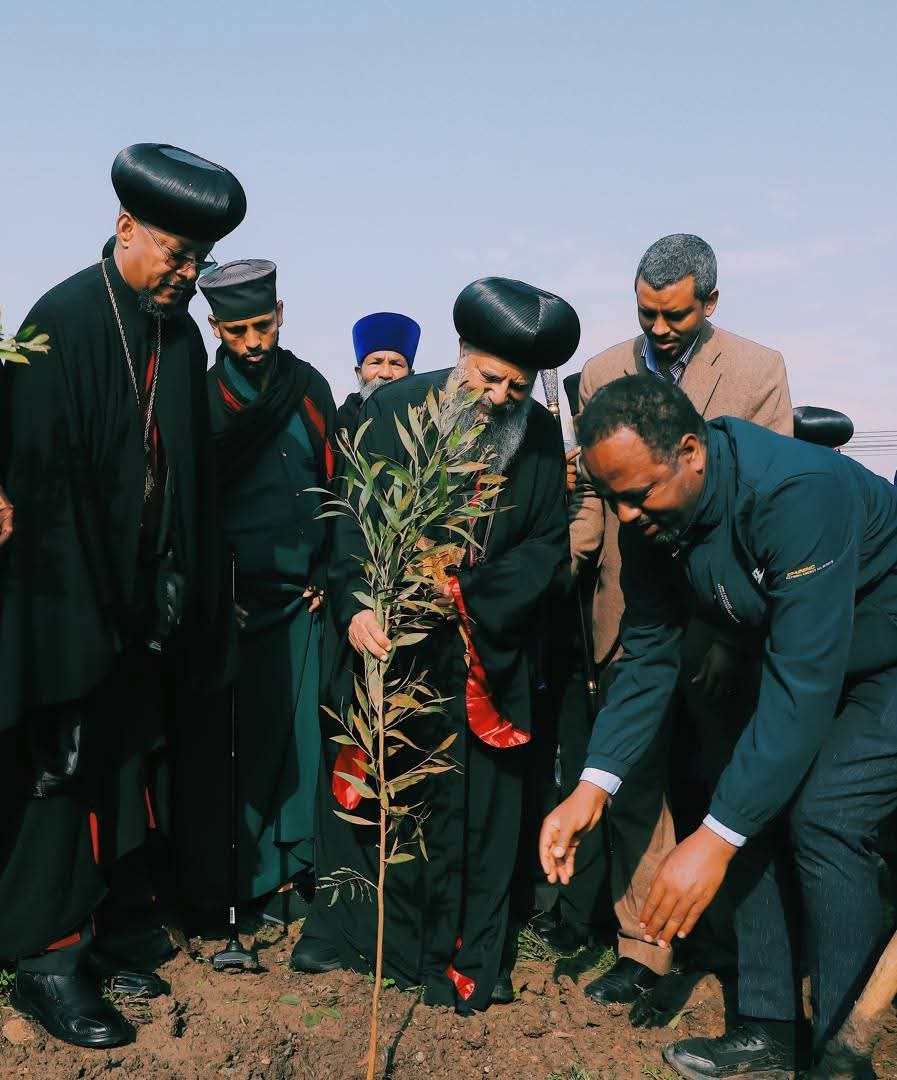 አማራ ጠል የሆኑትና የሚመሯትን ቤተክርስቲያን አኩርፈው የከረሙት ፓትሪያርክ እነ አቡነ አብርሐምና እነ አቡነ ጴጥሮስ ለቅቀው እነ ሳዊሮስ ከተተኩ በኋላ ከቀድሞ ድብርታቸው ተላቅቀው ውሎና አዳራቸውን ከብልጽግና ጋር አድርገዋል።