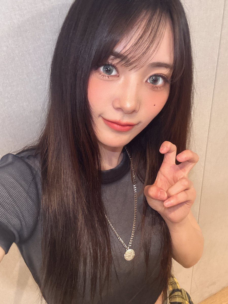 @Weekly_QWER: Jul,01,2025 Siyeon naver fancafe post cafe.naver.com/eggkim/365561?… MINGMING🖤 Hi! I brought a picture of Bunny V today I don't take many pictures these days Is it because we don't go on stage lol Um, I wish the day we go to Caribbean Bay would come soon I have to diet hard…
