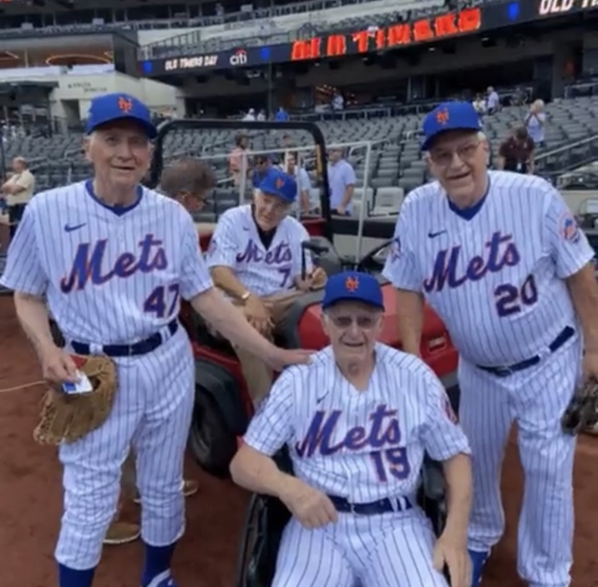 paul_gebauer's tweet image. A very Happy Mets Birthday to Original Met Craig Anderson. One of 4 Originals still with us.  Craig is near and dear to me. He started the game the day I was born. 9-4-62 a 5-1 loss to the Pirates. Here’s a pic at OTD with fellow 62 Mets.
@mets
#LGM  #MetsTwitter
