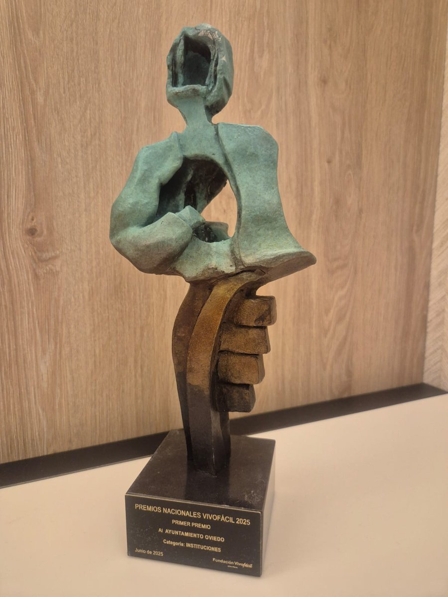 El Ayuntamiento de Oviedo reconocido con el primer premio Vivofácil 2025

El pasado 25 de junio la concejala de Políticas Sociales,  María Velasco , recogió en Madrid el galardón otorgado “por el compromiso continuo del <a href="/aytoviedo/">@aytoviedo</a> por la igualdad y la corresponsabilidad"