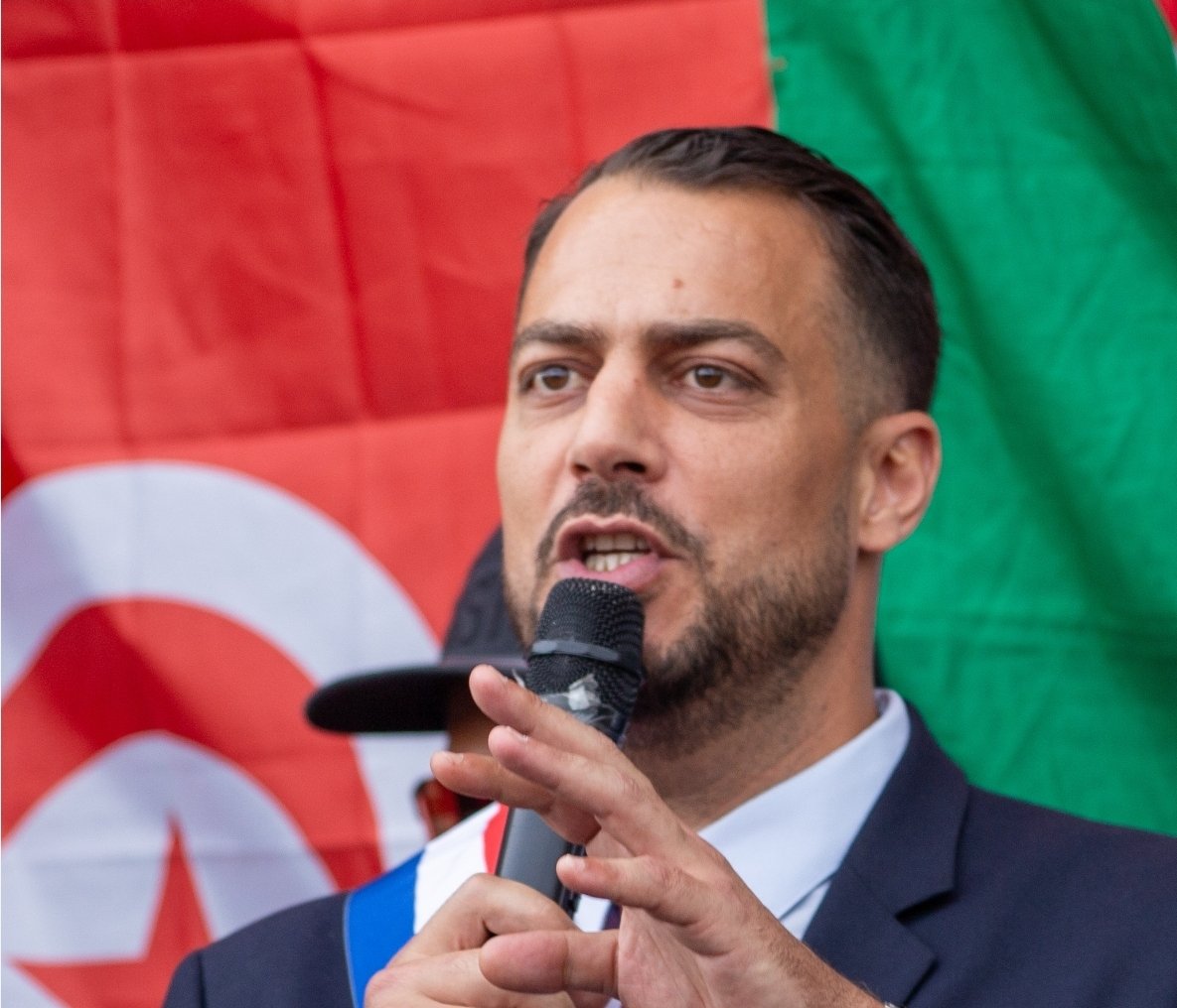 Ji m'appeler #Delogu.

Ji suis député de Marseille.

Com Mélenchon ve que je sois maire de Marseille, je suis allé en Algérie, chi mes électeurs, frères.

Ji ai dit du bien de l'Algérie, de son Président, de son régime si démocratique...
Et je n'ai pas dit UN SEUL MOT :
    - de