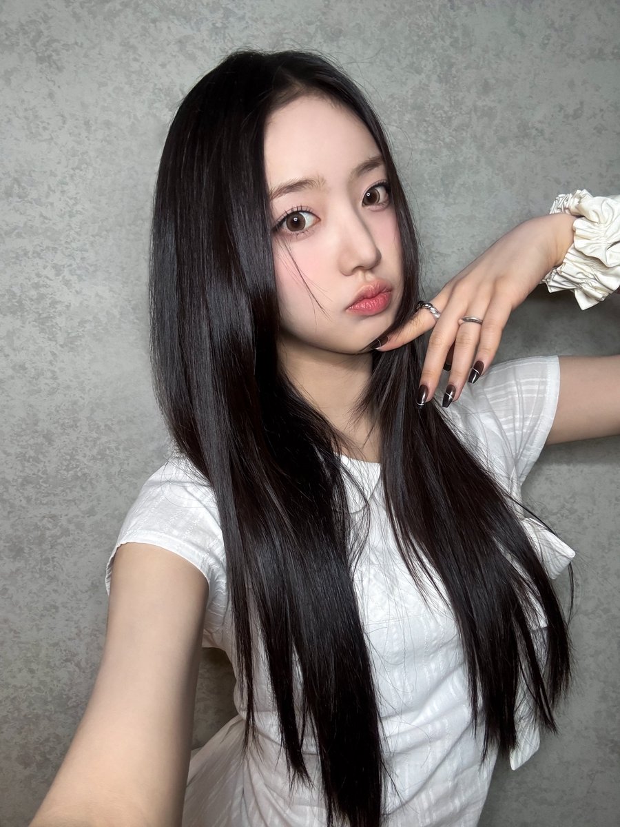 냐옹? 🐈‍⬛🤍
 
#KiiiKiii #키키 #LEESOL #이솔