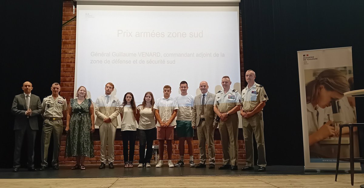 DSDEN82's tweet image. Remise des trophées des rallyes citoyens. La classe défense du collège Pierre Bayrou de Saint-Antonin-Noble-Val a reçu le prix d'honneur pour son escape game sur la gestion des risques climatiques & la protection de l'environnement du camp de Caylus. 👏 à M. Gide & ses élèves!