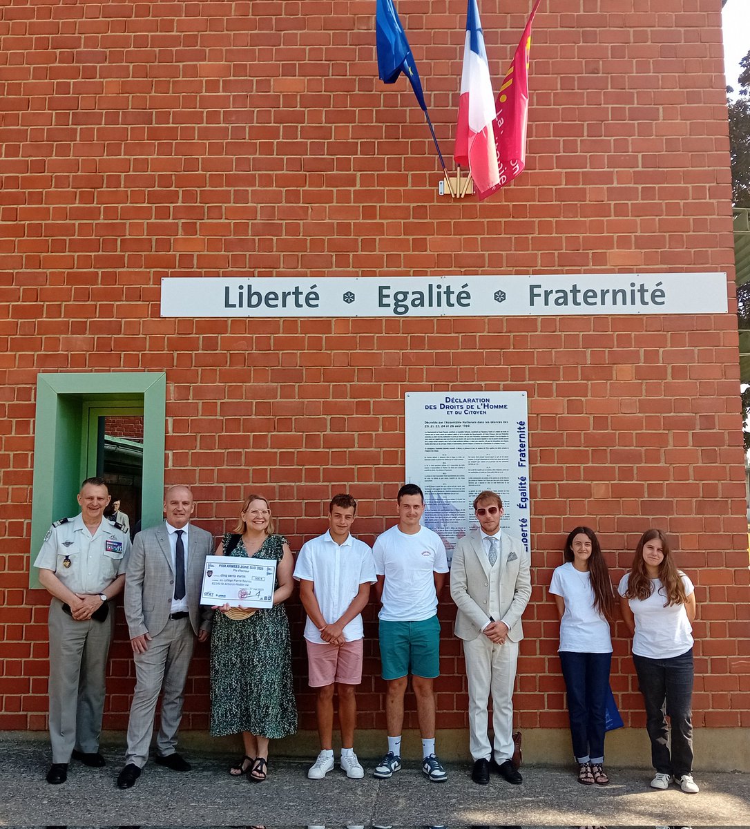 DSDEN82's tweet image. Remise des trophées des rallyes citoyens. La classe défense du collège Pierre Bayrou de Saint-Antonin-Noble-Val a reçu le prix d'honneur pour son escape game sur la gestion des risques climatiques & la protection de l'environnement du camp de Caylus. 👏 à M. Gide & ses élèves!