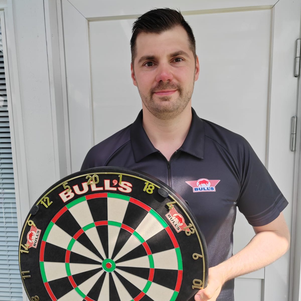 BullsDartsNL's tweet image. 𝗕𝗨𝗟𝗟'𝗦 𝗡𝗟 𝗦𝗜𝗚𝗡𝗦 𝗧𝗘𝗘𝗠𝗨 𝗛𝗔𝗥𝗝𝗨! ✍🇫🇮

Team Bull's NL is proud to announce Teemu Harju from Finland signs a multi-year contract. The 33-year old player recently played for his country at the World Cup of Darts.

Welcome, Teemu!