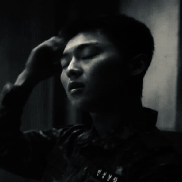 저 요즘 불고기 괴담 보고 있어요

                                                       어디까지 봤는데?

나중석 하사가 지뢰를 밟았어요

                                                        어디지 진짜···.