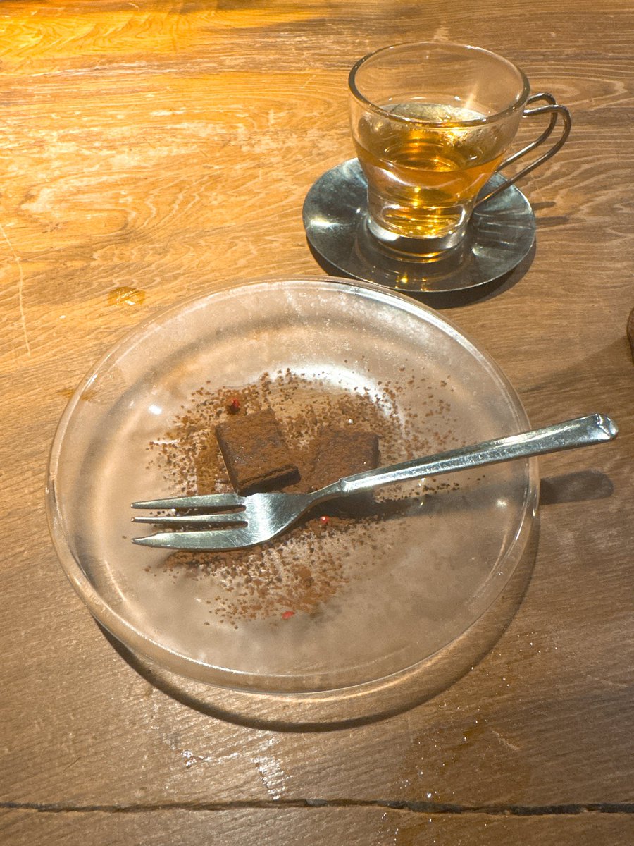 昨日行った恵比寿(代官山)の燻製屋さんが美味しすぎた〜😳💕
飲み物まで燻製で、すき焼きはなんとお肉をトマトシャーベットにつけて食べるの😳！
合うのかな？って思ったけど美味しすぎて感動した✨
隠れ家的な感じで雰囲気もいいし、幸せなお食事でした…！！