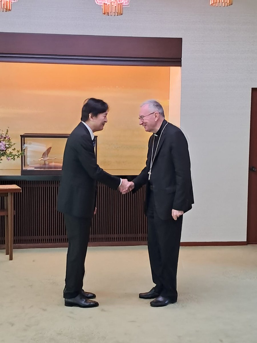 TerzaLoggia's tweet image. Nella mattinata di oggi, concludendo la sua visita in Giappone, S.Em. za il Cardinale Segretario di Stato, Pietro Parolin, ha incontrato, presso il Palazzo Imperiale, il Principe ereditario, S.A.I. Fumihito, Principe della Corona Akishino.