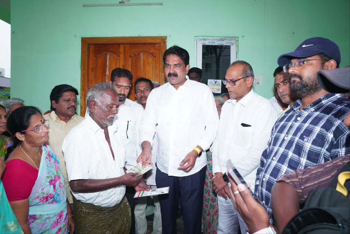 BodePrasad's tweet photo. తాడిగడప మున్సిపాలిటీ పోరంకి 8వ డివిజన్ సుగాలి కాలనీ నందు యన్.టీ.ఆర్ భరోసా పింఛన్ల పంపిణీ కార్యక్రమంలో పాల్గొనటమైనది.
#PensionPandugaInAP #NTRBharosaPension 
#BodePrasad #PenamaluruMLA
#BodeForDevelopment #BodeForPeople
#BodeForPenamaluru #PenamaluruTDP 
#PeoplesGovt #IdhiManchiPrabhutvam
#TeluguDesamParty #AndhraPradesh
@JaiTDP