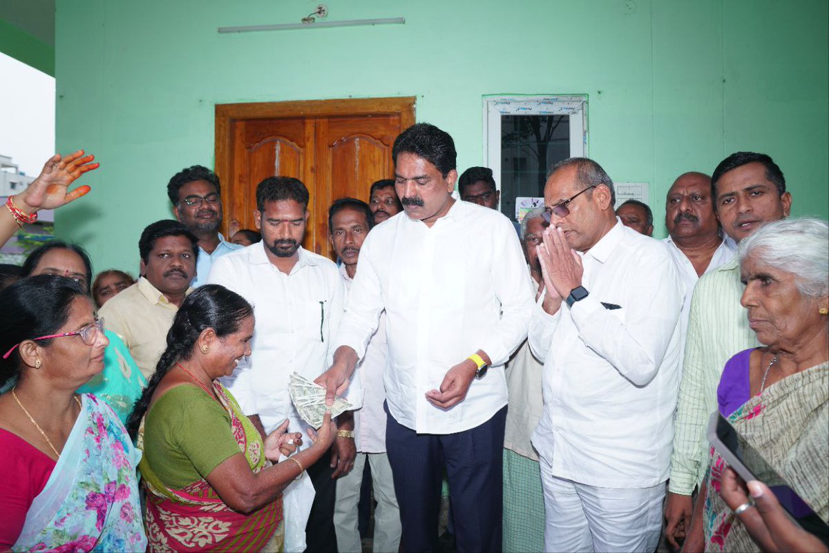 BodePrasad's tweet photo. తాడిగడప మున్సిపాలిటీ పోరంకి 8వ డివిజన్ సుగాలి కాలనీ నందు యన్.టీ.ఆర్ భరోసా పింఛన్ల పంపిణీ కార్యక్రమంలో పాల్గొనటమైనది.
#PensionPandugaInAP #NTRBharosaPension 
#BodePrasad #PenamaluruMLA
#BodeForDevelopment #BodeForPeople
#BodeForPenamaluru #PenamaluruTDP 
#PeoplesGovt #IdhiManchiPrabhutvam
#TeluguDesamParty #AndhraPradesh
@JaiTDP