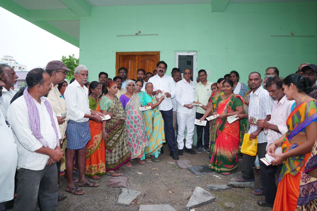 BodePrasad's tweet photo. తాడిగడప మున్సిపాలిటీ పోరంకి 8వ డివిజన్ సుగాలి కాలనీ నందు యన్.టీ.ఆర్ భరోసా పింఛన్ల పంపిణీ కార్యక్రమంలో పాల్గొనటమైనది.
#PensionPandugaInAP #NTRBharosaPension 
#BodePrasad #PenamaluruMLA
#BodeForDevelopment #BodeForPeople
#BodeForPenamaluru #PenamaluruTDP 
#PeoplesGovt #IdhiManchiPrabhutvam
#TeluguDesamParty #AndhraPradesh
@JaiTDP