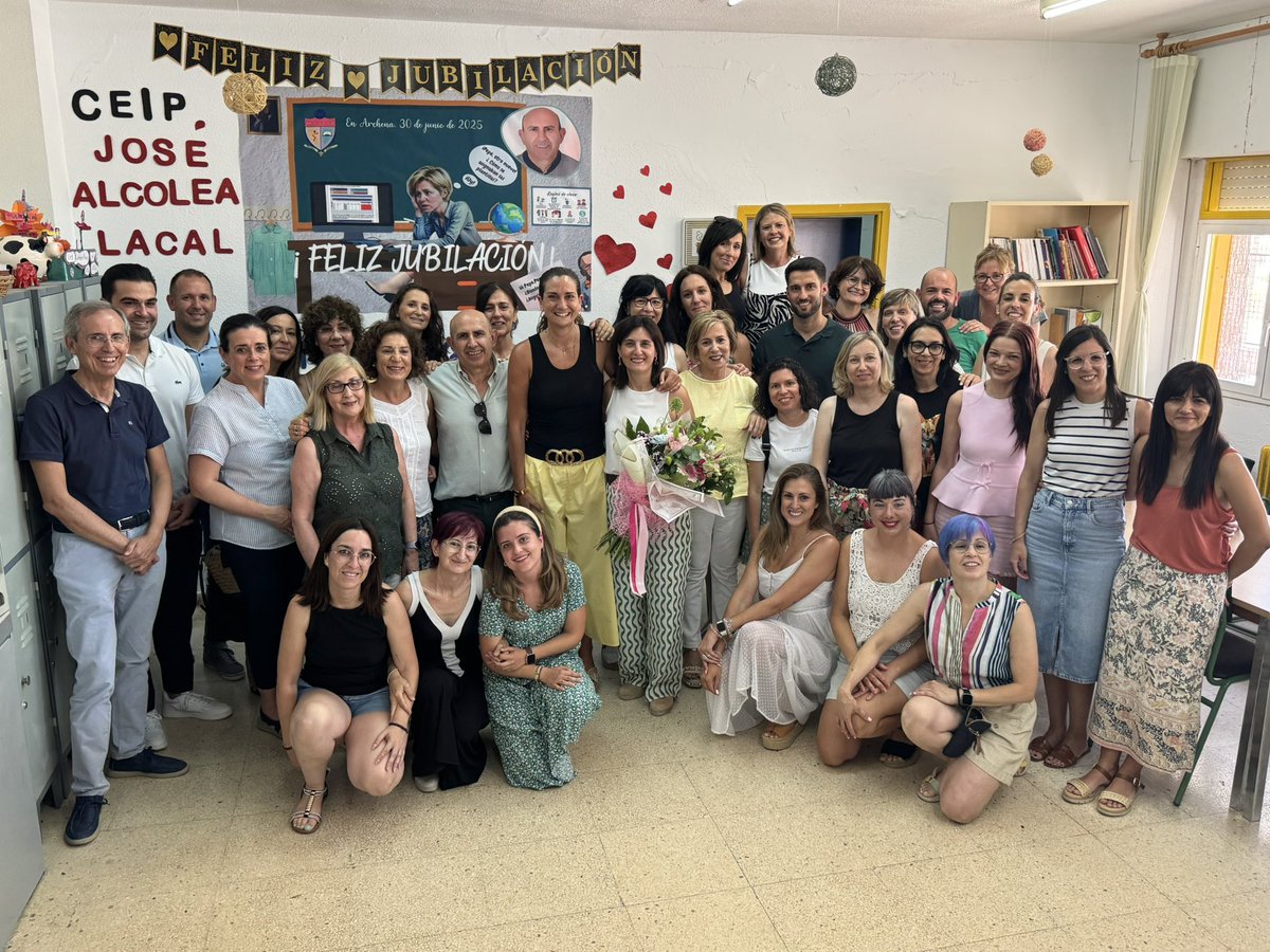 AytoArchena's tweet photo. 📚 Emotiva despedida a la directora del CEIP Alcolea Lacal 

✅La alcaldesa de Archena, @Patriciaflopez , ha acompañado a la comunidad educativa del CEIP Alcolea Lacal en una despedida muy especial. Tras 12 años al frente del centro, su directora, Toñi Fernández, se despide de su cargo dejando una profunda huella en varias generaciones de alumnos, familias y compañeros. 

👨‍🏫👩‍🏫 Además, el acto ha servido también para homenajear a dos profesores, Fina García y Pepe Jara, que se jubilan y comienzan una nueva etapa tras una vida dedicada a la enseñanza.

💬 “Hoy no decimos adiós, sino gracias. Gracias por vuestra vocación, por vuestro compromiso con la educación pública y por haber formado parte de la historia de Archena desde las aulas. Habéis dejado un legado imborrable en nuestros niños y niñas”, ha señalado la alcaldesa.

🎓 Con emoción, gratitud y aplausos, la comunidad educativa ha rendido homenaje a estos tres grandes profesionales que han marcado una etapa fundamental en el CEIP Alcolea Lacal en sus diferentes responsabilidades.

#ArchenaEsEducaciónEducadora #CEIPAlcoleaLacal