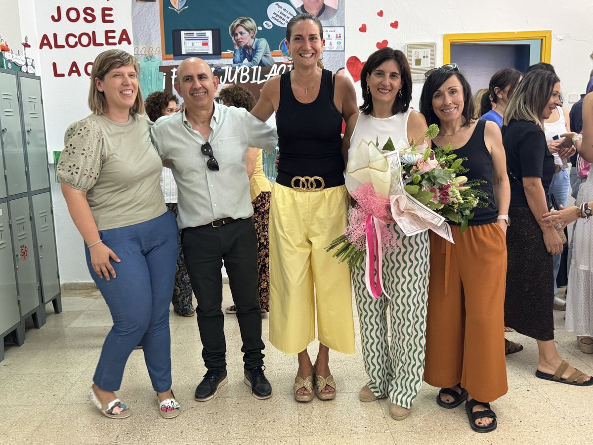 AytoArchena's tweet photo. 📚 Emotiva despedida a la directora del CEIP Alcolea Lacal 

✅La alcaldesa de Archena, @Patriciaflopez , ha acompañado a la comunidad educativa del CEIP Alcolea Lacal en una despedida muy especial. Tras 12 años al frente del centro, su directora, Toñi Fernández, se despide de su cargo dejando una profunda huella en varias generaciones de alumnos, familias y compañeros. 

👨‍🏫👩‍🏫 Además, el acto ha servido también para homenajear a dos profesores, Fina García y Pepe Jara, que se jubilan y comienzan una nueva etapa tras una vida dedicada a la enseñanza.

💬 “Hoy no decimos adiós, sino gracias. Gracias por vuestra vocación, por vuestro compromiso con la educación pública y por haber formado parte de la historia de Archena desde las aulas. Habéis dejado un legado imborrable en nuestros niños y niñas”, ha señalado la alcaldesa.

🎓 Con emoción, gratitud y aplausos, la comunidad educativa ha rendido homenaje a estos tres grandes profesionales que han marcado una etapa fundamental en el CEIP Alcolea Lacal en sus diferentes responsabilidades.

#ArchenaEsEducaciónEducadora #CEIPAlcoleaLacal