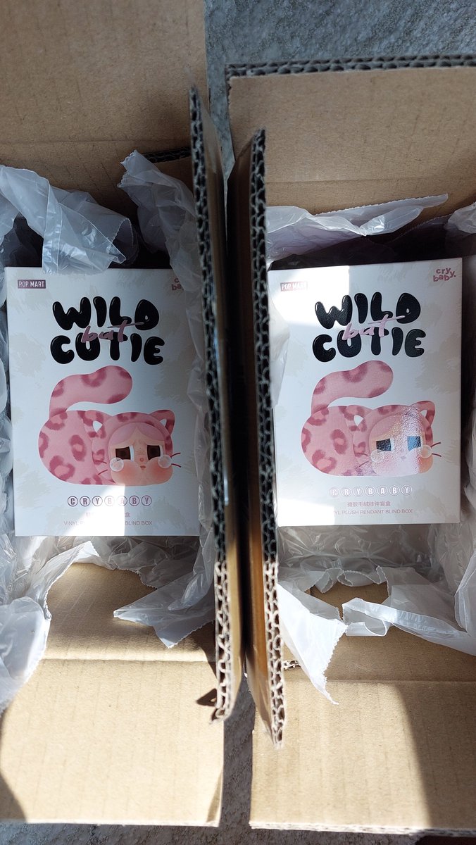 eda_roomies's tweet photo. Unboxed a couple of wild cats 📦🐈🐈‍⬛ #popmart #wildbutcutie #crybaby https://t.co/duyRTZoJKA