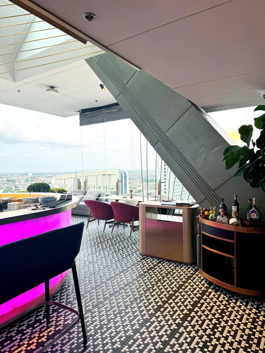 wendyissosleepy's tweet image. ✨高空中的片刻寧靜，城市的美盡收眼底，一杯酒、一場風景，就是生活的浪漫。🌆🥂
#SkylineVibes #UrbanEscape #ChicDining