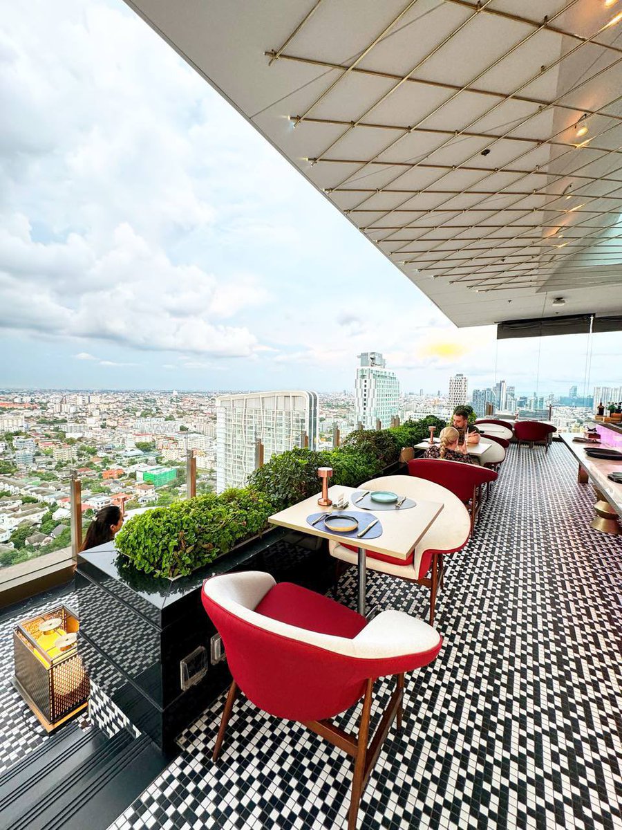 wendyissosleepy's tweet image. ✨高空中的片刻寧靜，城市的美盡收眼底，一杯酒、一場風景，就是生活的浪漫。🌆🥂
#SkylineVibes #UrbanEscape #ChicDining