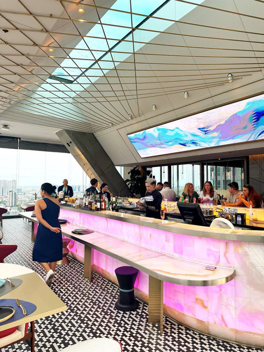 wendyissosleepy's tweet image. ✨高空中的片刻寧靜，城市的美盡收眼底，一杯酒、一場風景，就是生活的浪漫。🌆🥂
#SkylineVibes #UrbanEscape #ChicDining