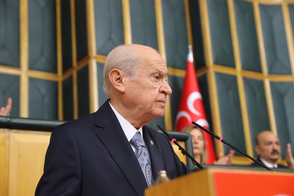 Yeni yüzyılda teröre yer yoktur.

Bugüne kadar ödenen bedellere, çekilen çilelere, yüreklerimizi kavuran acılara tekrar katlanmak, yeniden muhatap kalmak söz konusu değildir.

Türkiye yeni bir döneme geçmiştir.

Bu nedenle PKK’nın silah bırakma sürecini tamamlaması bir an evvel