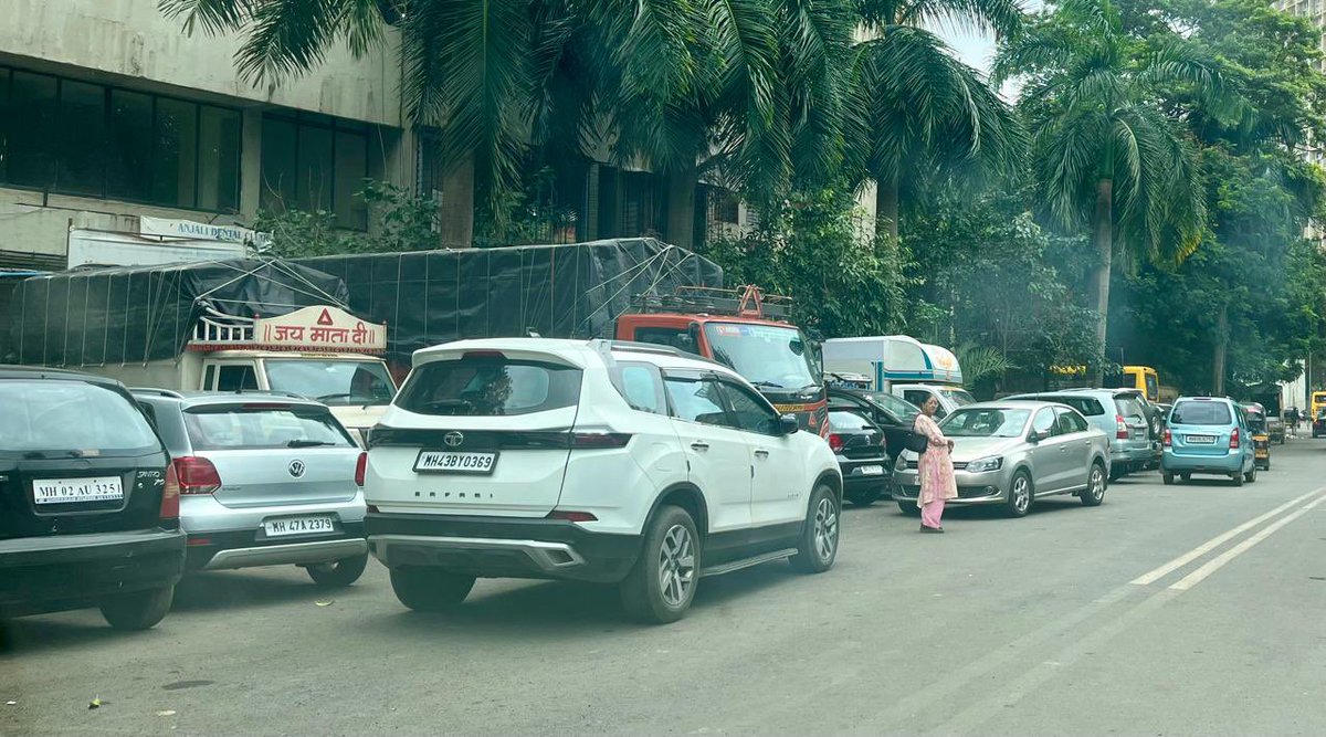 AmitJuneja2509's tweet photo. Illegal garages built on the road near gaurav garden complex bunder pakadi road kandivali west &amp; illegal auto &amp; truck stand outside gaurav garden complex no footpath left for common people to walk all illegal garages has taken over footpath need help @CPMumbaiPolice https://t.co/EsI9hyrxJC
