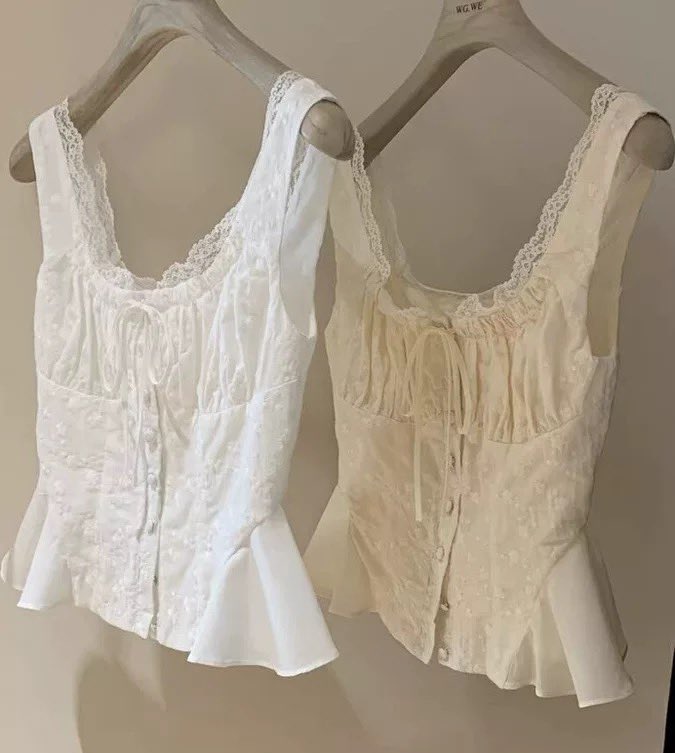 gurls_girl's tweet photo. lace top ; มีสีขาว ครีมค่า 🤍
ใส่แมชได้หลายลุคเลยค่าตัวนี้ แมชกับยีนส์กระโปรงได้หมดเลย ตัวละ 350 บาท มีไซส์ S M L ให้เลือกน้า https://t.co/sKzevt0n7M