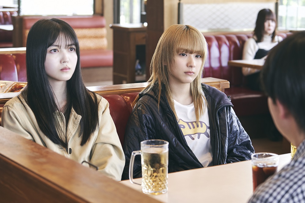 oricon's tweet photo. 乃木坂46・久保史緒里＆平祐奈 W主演
映画『ネムルバカ』🍤
7/20(日)からNetflix配信

🎸オリジナルグッズ受注再開
https://t.co/fSV5znTGlc

🎬️ 他キャスト
綱啓永 樋口幸平、兎(ロングコートダディ)
儀間陽柄(the dadadadys)、高尾悠希
長谷川大、吉沢悠…など

#ネムルバカ @nemurubakamovie https://t.co/sP5vg2Awma