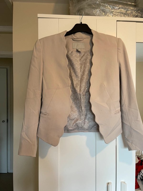 SparklyJourney's tweet photo. Get the H&amp;M Blazers I’m selling on @VintedUK. Size %{size} for £5.00! https://t.co/Mn1K5fyMFE https://t.co/abXxOMWqJc