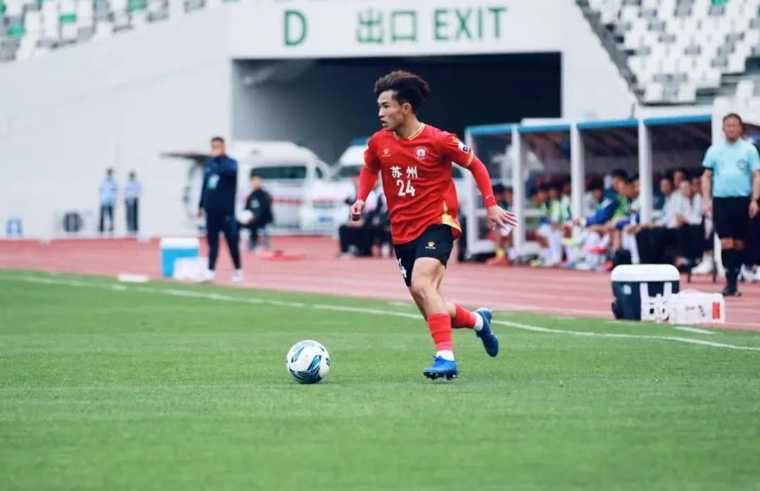 SND_China's tweet photo. Bravo, Kou Cheng!👍 In the 5th round of the #Jiangsu Football City League⚽ on June 29, the 17-year-old #SND prodigy scored in just 1'18", the fastest goal ever for the sporting event, paving the way for #Suzhou's 3-0 victory over #Yangzhou!😆 #SNDUpdates https://t.co/0lPntoO1Sw