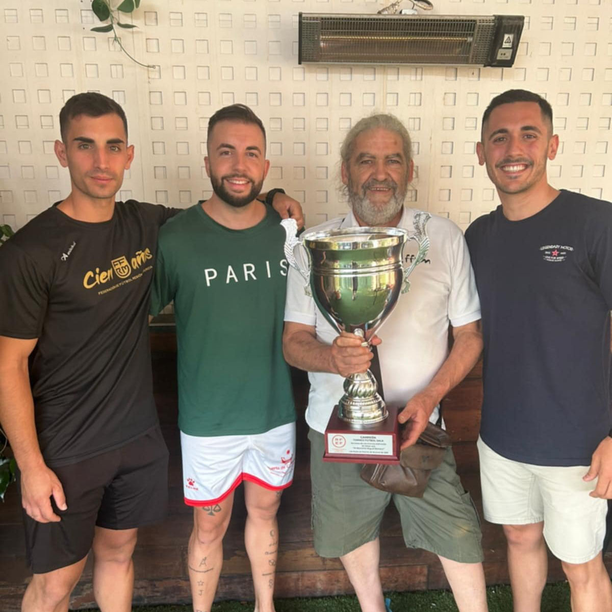 josebae47170450's tweet photo. #lacasadelfutsalmurciano
Ayer fue una gran despedida de campaña
con DETALLES que ENAMORAN
gracias a estos crack del pito murciano
siempre en mi equipo
con el TROFEO de campeón
convivencia de árbitros celebrado en Madrid
una camiseta firmada por todos los crack equipo #futsalmur https://t.co/3rHbYFXuZE