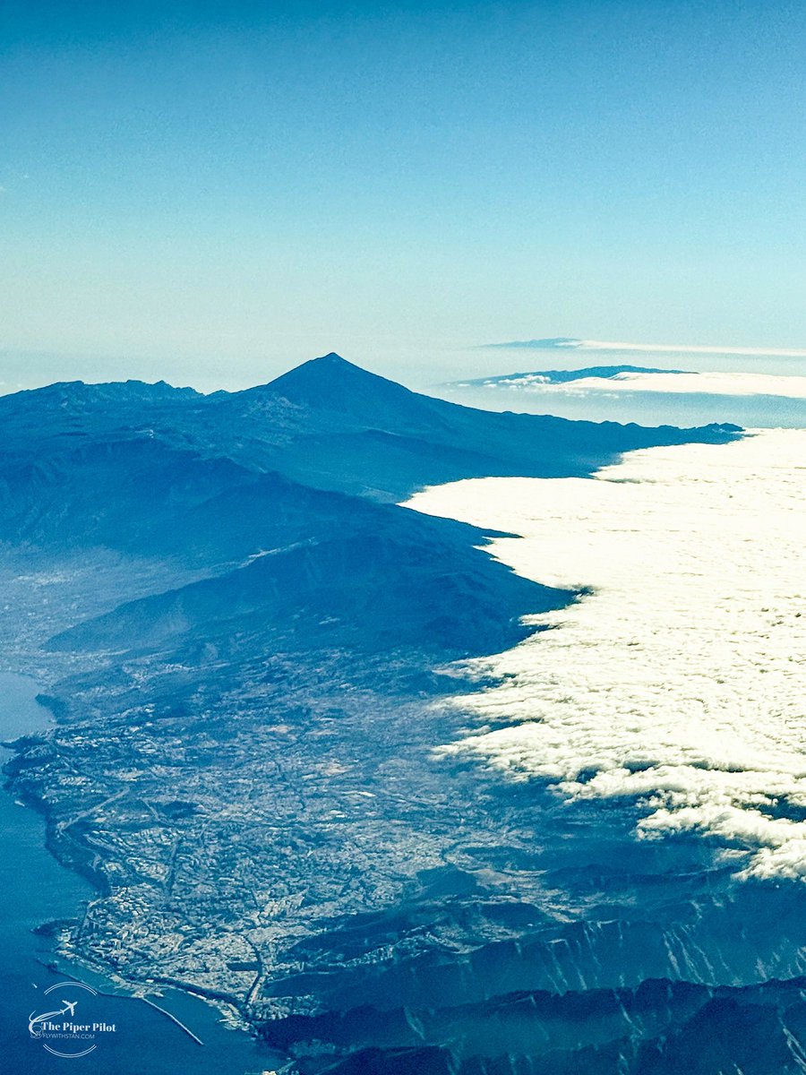 stani320's tweet photo. 3 islands in one row: Tenerife, La Gomera &amp; El Hierro 😍  #tenerife #lagomera  #elhierro #canarias #canaries #avgeek #teide https://t.co/tcpP7X9C5U
