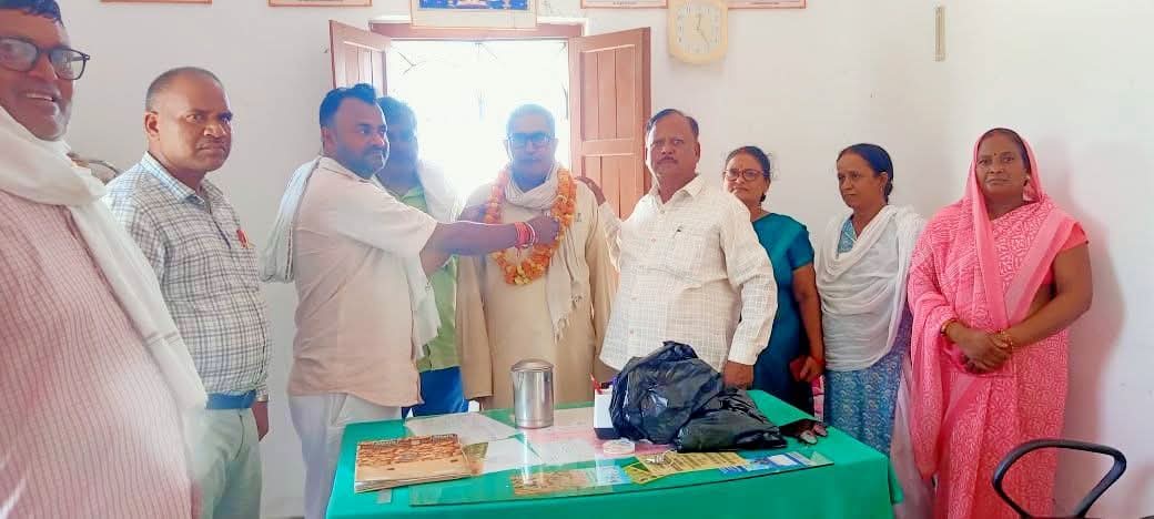 #शिक्षामित्र_रिटायर_हुए_खाली_हाथ 
आज दो #शिक्षामित्र साथी #शिक्षाविभाग से हुए #रिटायर खाली हाथ 
#1मिथलेश_कुमारी #2उपेंद्रनाथ_यादव 
माननीय मुख्यमंत्री जी कृपा करें 🙏शिक्षक 62 वर्ष और शिक्षामित्र 60 वर्ष पर सेवानिवृत्त, भीषण मंहगाई सहित सभी समस्याओं के निस्तारण कर दें दया करें🙏