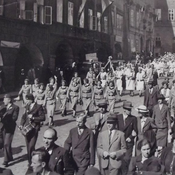Pametnaroda's tweet image. „Nedáme si diktovat, koho máme milovat!“ znělo při sletu v roce 1948, kdy sokolové na Strahově vzdorovali režimu. Děti volaly „Ať žije Beneš!“, mávalo se americkými vlajkami, lidé odvraceli hlavy od Gottwalda. Režim odpověděl zatýkáním a čistkami.
Strahovský stadion bylo jedním…