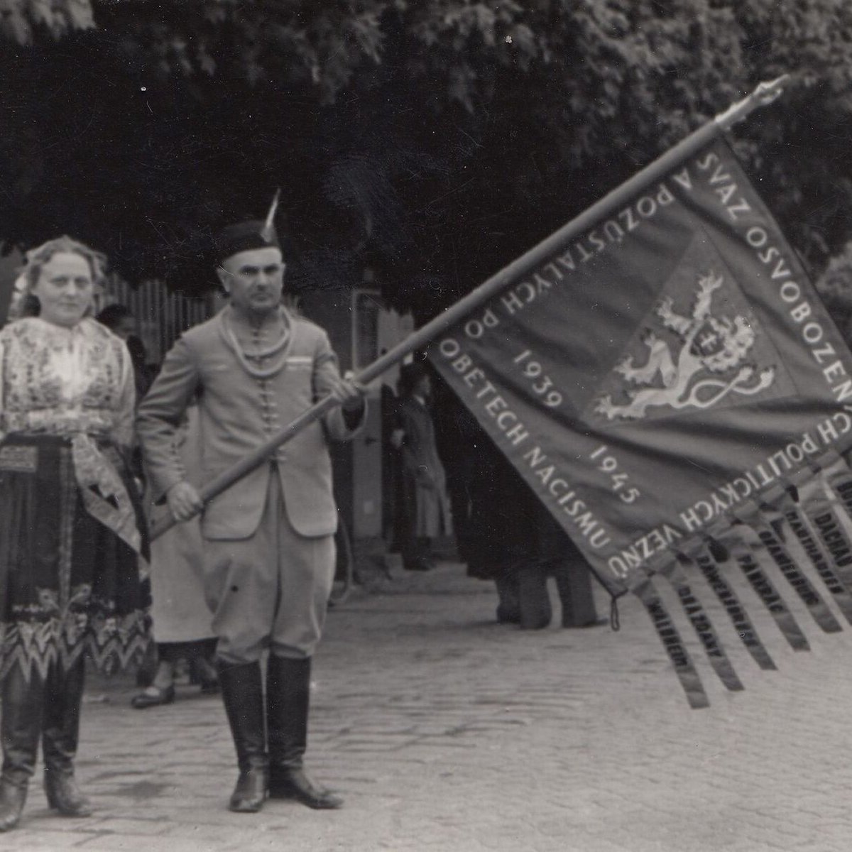 Pametnaroda's tweet image. „Nedáme si diktovat, koho máme milovat!“ znělo při sletu v roce 1948, kdy sokolové na Strahově vzdorovali režimu. Děti volaly „Ať žije Beneš!“, mávalo se americkými vlajkami, lidé odvraceli hlavy od Gottwalda. Režim odpověděl zatýkáním a čistkami.
Strahovský stadion bylo jedním…
