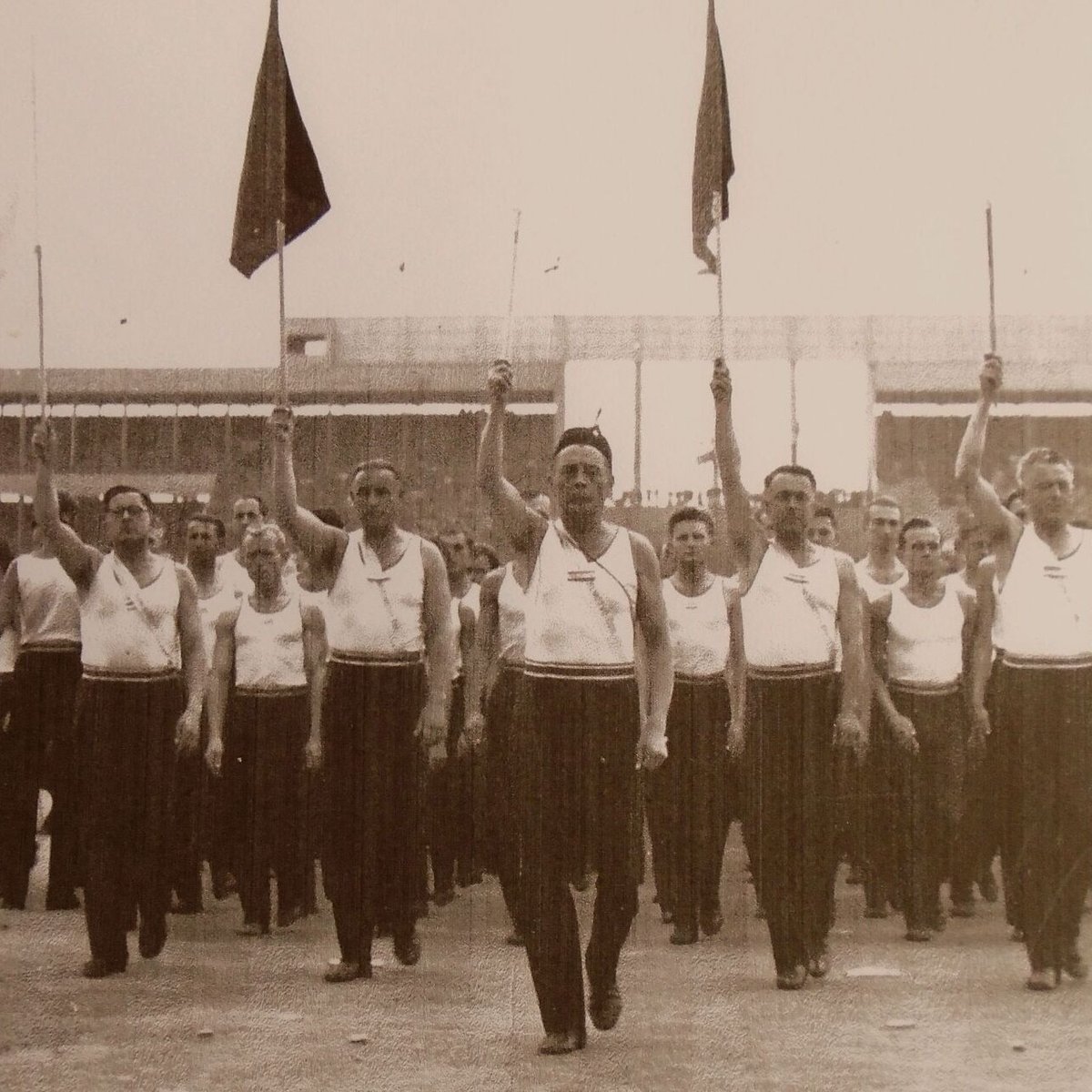 Pametnaroda's tweet image. „Nedáme si diktovat, koho máme milovat!“ znělo při sletu v roce 1948, kdy sokolové na Strahově vzdorovali režimu. Děti volaly „Ať žije Beneš!“, mávalo se americkými vlajkami, lidé odvraceli hlavy od Gottwalda. Režim odpověděl zatýkáním a čistkami.
Strahovský stadion bylo jedním…