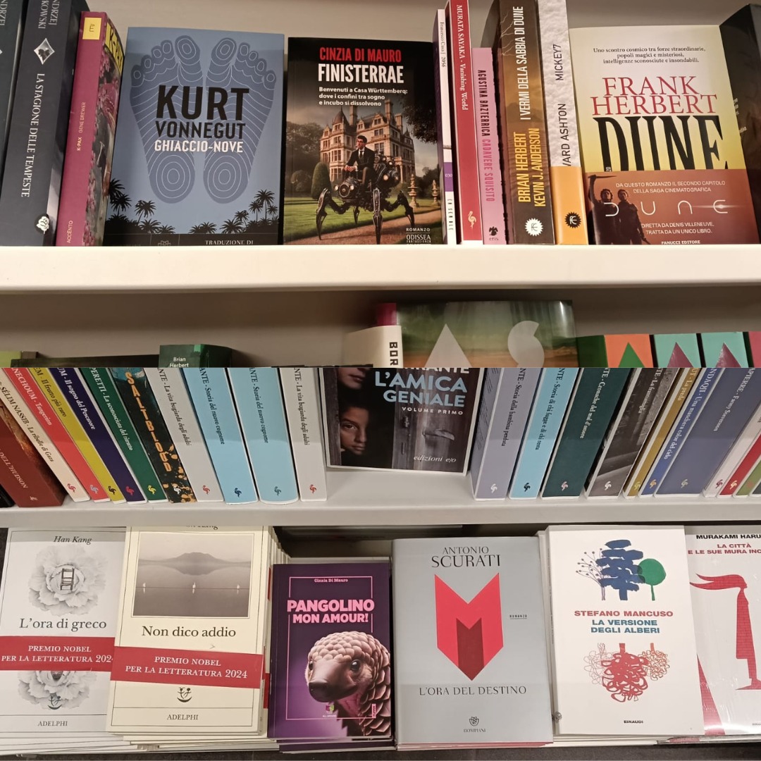 Alla Libreria Mondadori Catania Piazza Roma (Catania piazza Roma) "Finisterrae" è tra Vonnegut e "Dune", mentre "Pangolino mon amour!" tra un premio nobel e A. Scurati.
No, dico, potevano scegliere migliore compagnia?! Si staranno divertendo come matti e vi aspettano!