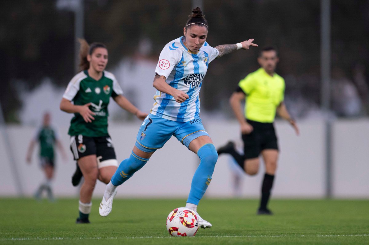 MalagaCFemenino's tweet photo. Se retira una de las nuestras.

De las que sienten el escudo y se entregan sin medida.

Gracias por tanto, Bertu. Esta siempre será tu casa, y nosotras, tu familia 💙🤍 https://t.co/uQbqK1t79k