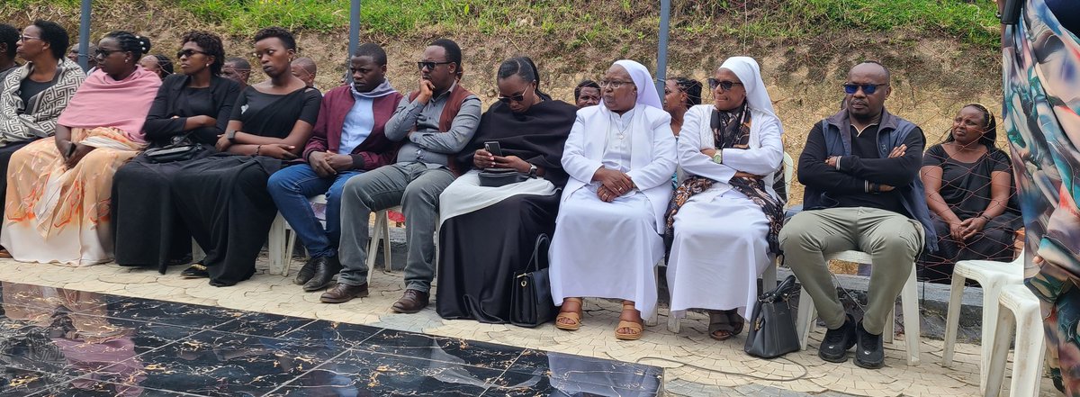 JustinNsengima's tweet photo. #Kwibuka31 .uyu munsi umurenge wa #Karago,akagali ka #KABUSORO,I Kagohe mu karere ka @NyabihuDistrict Turi mugikorwa cyo kwibuka abatutsi basaga 75 bishwe bazira jenoside ya korewe abatutsi mu 1994 @Unity_MemoryRw @BahoNtaganira @HarelimanaAK @IngabireImma @KARANGWASewase
@SadateMunyakazi
@RGisanintwari
@kemnique
@harerimana_tito