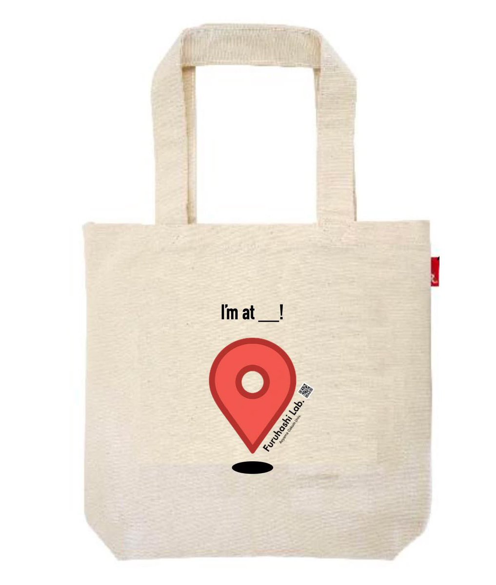 mapconcierge's tweet photo. いよいよジオ展2025開催(7/2 @ 大手町三井ホール)まであと１日。今年も古橋研究室はジオガチャブースやります！
当たりは、お洒落な #ROOTOTE 古橋研究室オリジナル・ジオトート！

もちろん、はずれなしの特製グッズが必ずもらえます。
古橋はミラノから見守っていますが、学生たちとジオ展楽しんでください！！！

#ジオ展 #ジオガチャ #古橋研究室 #FuruhashiLab #AoyamaGSC #地球社会共生学部 #青学 #DRONEBIRD #ROOTOTE