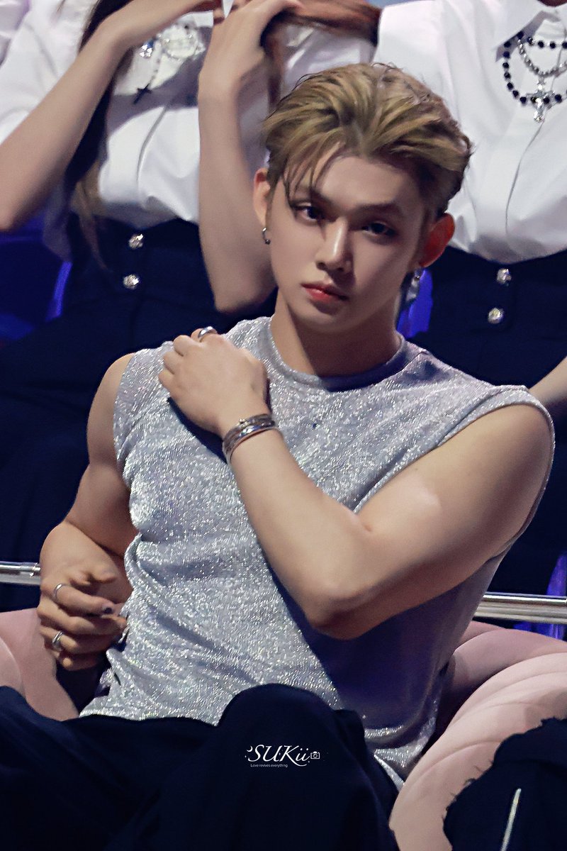 constaellatae's tweet image. who gave my cat protein powder