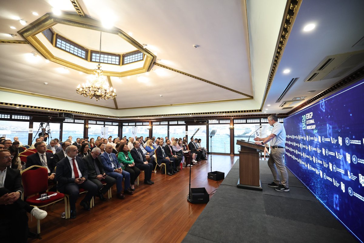Ev sahibi ülke olarak düzenlediğimiz Avrupa Posta Hizmetleri Düzenleyicileri Grubu (ERGP) Genel Kurulu, 40’tan fazla ülkeden katılımcının temsiliyle İstanbul’da başladı.

Genel kurulun açılış konuşmasını gerçekleştiren Başkanımız Sn. <a href="/oakaragozoglu/">Ömer Abdullah KARAGÖZOĞLU</a>, toplantının yapıcı diyaloglara